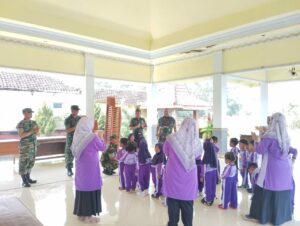 Kenal Lebih Dekat Profesi Militer, Siswa KB Sabilul Muttaqin Bermain Bersama Prajurit TNI