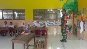Babinsa Pos Ramil Mojoanyar Kenalkan Metode Gasing Pembelajaran Matematika di SDN Sumberjati I