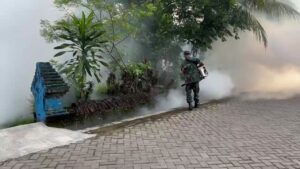 Cegah Demam Berdarah, Peran Aktif Babinsa Koramil 0815/04 Puri Dampingi Fogging di Dusun Teras