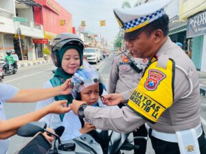 Bagikan Helm dan Snack, Cara Unik Satlantas Polres Mojokerto Kota Gelorakan Keselamatan Lalu Lintas