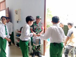 Babinsa Koramil 0815/16 Pacet Dampingi Program Makan Bergizi Gratis Untuk Siswa SMP Amanatul Ummah