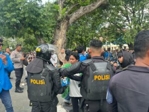Aparat Amankan Aksi Demo Dengan Humanis