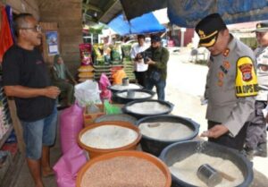 Pantau Harga dan Kebutuhan Pokok, Kapolres Morut Sidak Pasar “Ponteoa”