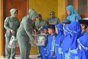 Dukung Pendidikan Anak Usia Dini, Kodim 0815/Mojokerto Salurkan Bantuan Tas Sekolah