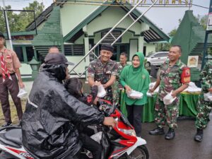 Sedekah Prajurit Kodim 0815/Mojokerto Sasar Wilayah Trawas Bagikan Ta’jil Para Pengguna Jalan