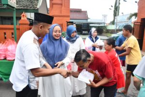Program Sedekah Prajurit Kodim 0815/Mojokerto, Bagikan 200 Paket Takjil untuk Warga