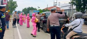 Polisi Bagikan Ratusan Takjil Kepada Masyarakat