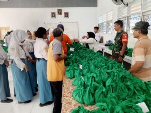 Dukung Generasi Sehat dan Cerdas, Babinsa Koramil 0815/19 Magersari Kawal Program Makan Bergizi Gratis