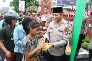 Kapolres Mojokerto Kota Bagikan Takjil Ke Pengguna Jalan