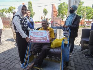 Pemkot Mojokerto Bagikan Bansos bagi Disabilitas