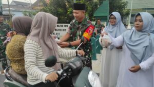 Raih Berkah Ramadan Koramil 0815/06 Kemlagi Bareng Persit Bagikan Takjil Untuk Pengguna Jalan