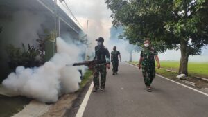 Cegah Warga Terjangkit DBD, Bati Tuud Koramil 0815/01 Pralon Inisiasi Fogging di Asrama Korem 082/CPYJ