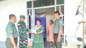 Jelang Idul Fitri, Koramil 0815/06 Kemlagi Bagikan Zakat Fitrah Warga Kurang Mampu