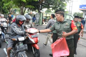 Momen Kebersamaan Dengan Masyarakat, Kodim 0815/Mojokerto Bagikan Takjil Bagi Pengguna Jalan