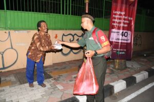 Sahur On The Road, Kodim 0815 Mojokerto Bagikan 100 Paket Makanan