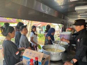 Bantu Korban Banjir, Brimobda Sulteng Dirikan Dapur Lapangan
