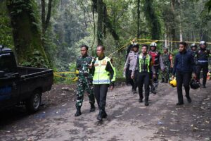 Persiapan Pembersihan Material Longsor, Dandim 0815 Bersama Kapolres Mojokerto Dampingi BPBD Provinsi Jatim Lakukan Assesment