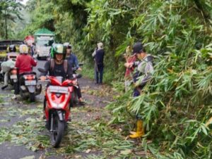 Kegiatan Perdana PJ Kades Laya Amirul Beserta Staffnya Laksanakan Jum’at Bersih