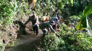 Lestarikan Alam, Babinsa Sumberjati Koramil Jatirejo Bareng Warga Gotong Royong Bersihkan Saluran Air