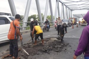 Gercep, Polres Mojokerto Kota Tanggapi Keluhan Masyarakat Terkait Jalan Berlubang