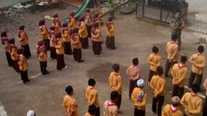 Babinsa Koramil 0815/16 Pacet Bina Kedisiplinan Siswa di MTS The Noor: Wujud Pembentukan Karakter Generasi Muda