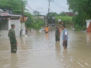 Koramil 0815/08 Dawarblandong Terjunkan Personel Pantau Banjir Akibat Luapan Kali Lamong