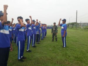 Babinsa Koramil 0815/11 Tanamkan Nilai Disiplin Lewat Pelatihan PBB di SMPN 2 Pungging