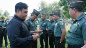 Wujudkan Disiplin Digital, Kodim 0815/Mojokerto Razia Aplikasi Judol di Handphone Anggota