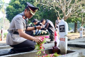 ‎Jelang HUT Bhayangkara, Polres Mojokerto Kota Ziarah dan Tabur Bunga Di Taman Makam Pahlawan