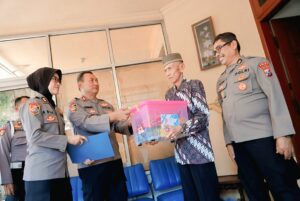 Penuh Haru, Anjangsana SPN Polda Jatim ke Para Purnawirawan di Hari Bhayangkara ke -79