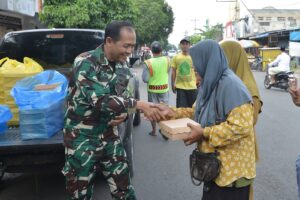 Aksi Berbagi Jumat Berkah, Sedekah Prajurit Kodim 0815 Sapa Warga Kota Mojokerto