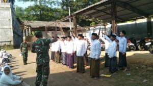 Babinsa Koramil 0815/15 Jatirejo Tanamkan Nilai Kedisiplinan dan Wasbang di Sekolah