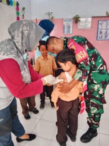 Babinsa Koramil 0815/15 Jatirejo Dampingi Imunisasi Anak Sekolah di Dua Sekolah Dasar