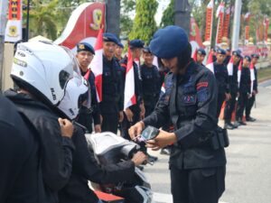 Brimob Sulteng Bagikan 1000 Bendera Sambut HUT ke-80 RI