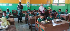 Babinsa Koramil 0815/04 Puri Kawal Program Makan Bergizi Gratis untuk 3.300 Siswa