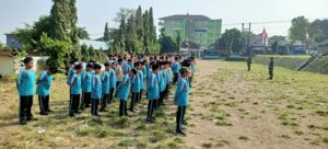 Sambut HUT ke-80 RI, Babinsa Koramil 0815/16 Pacet Latih PBB Santri dan Siswa SMK Thoriqul Ulum