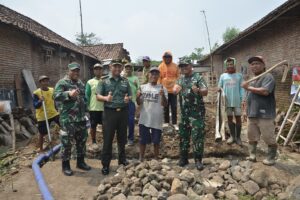 Rumah Warga Direnovasi, Dandim 0815/Mojokerto Tinjau Progres RTLH