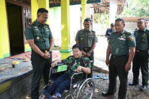 Dandim 0815/Mojokerto Salurkan Kursi Roda Lewat Program Sedekah Prajurit