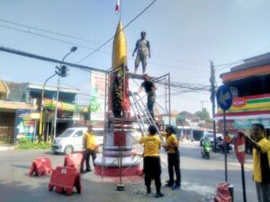 Pengecatan Tugu Perjuangan, Wujud Sinergi Sambut Hari Kemerdekaan di Dlanggu – Mojokerto