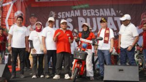 Bupati Al Barra Ajak Warga Jatirejo Senam Bersama dan Bagikan Ribuan Bendera Merah Putih