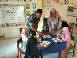 Babinsa Kauman Dampingi Distribusi MBG untuk Anak-Anak TK di Prajuritkulon