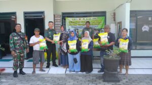 Antusias Warga, 1 Ton lebih Beras SPHP Disalurkan di Makoramil 0815/06 Kemlagi