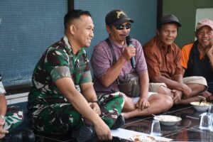 Hadirkan Senyum Puluhan Tukang Becak, Kodim 0815/Mojokerto Tebar Berkah Sedekah Prajurit