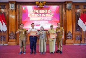 Wali Kota Kota Mojokerto Serahkan SK Kenaikan Pangkat bagi 56 ASN