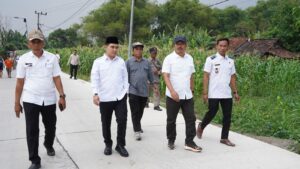 Bupati Al Barra Tinjau Langsung Pembangunan Ruas Jalan Bendung- Bantengan Tuntas 2025