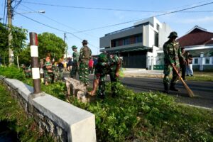 World Cleanup Day, Kodim 0815 Bareng Warga Kompak Gotong Royong Bersihkan Kota