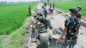 Gotong Royong di Terik Matahari, Satgas TMMD ke-126 Kodim 0815/Mojokerto Genjot Pembangunan TPT dan JUT Desa Sumbertanggul