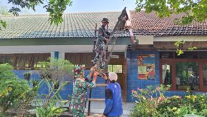 Perkuat Struktur Atap Sekolah, Satgas TMMD ke-126 Wujudkan Fasilitas Belajar yang Aman dan Nyaman