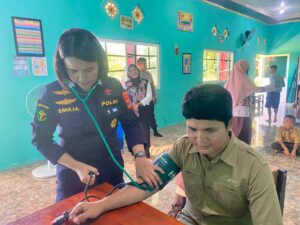 Guru dan Siswa SLB Dapat Layanan Kesehatan Biddokkes Polda Sulteng