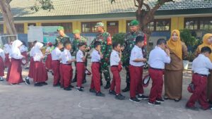 Tumbuhkan Nasionalisme Lewat Upacara, Satgas TMMD ke-126 Kodim 0815/ Mojokerto Jadi Inspirasi Anak Sekolah
